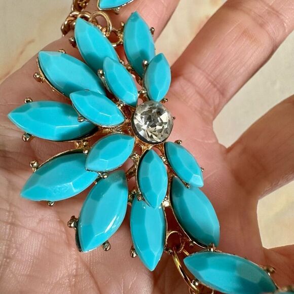Turquoise tone beaded statement necklace - Picture 8 of 9